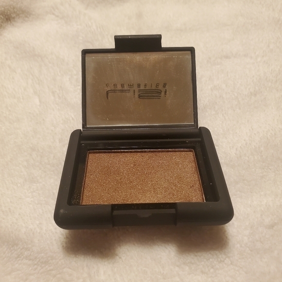 New LiSi Cosmetics Satin Eyes - Picture 1 of 3